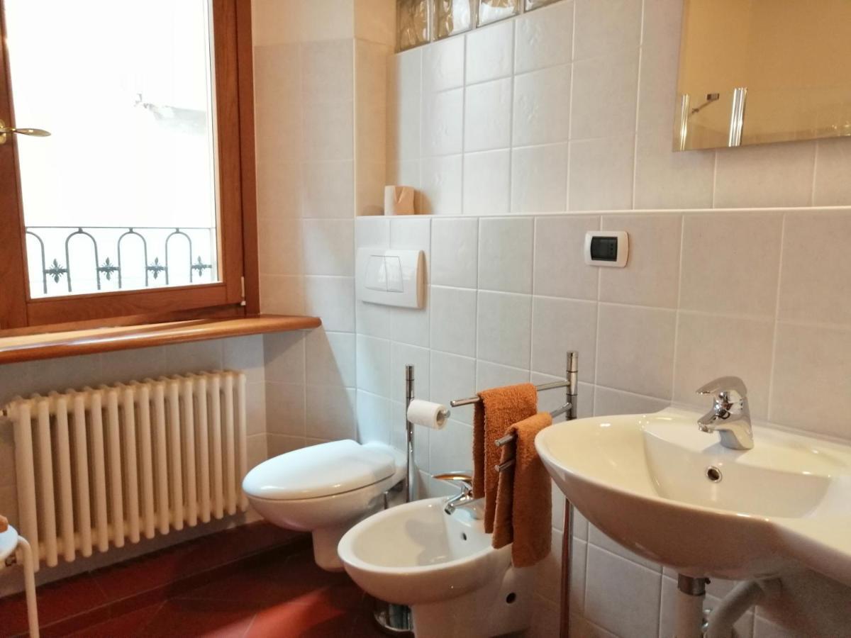 Iseolakerental - Casa Del Pescatore Riva di Solto Exteriör bild